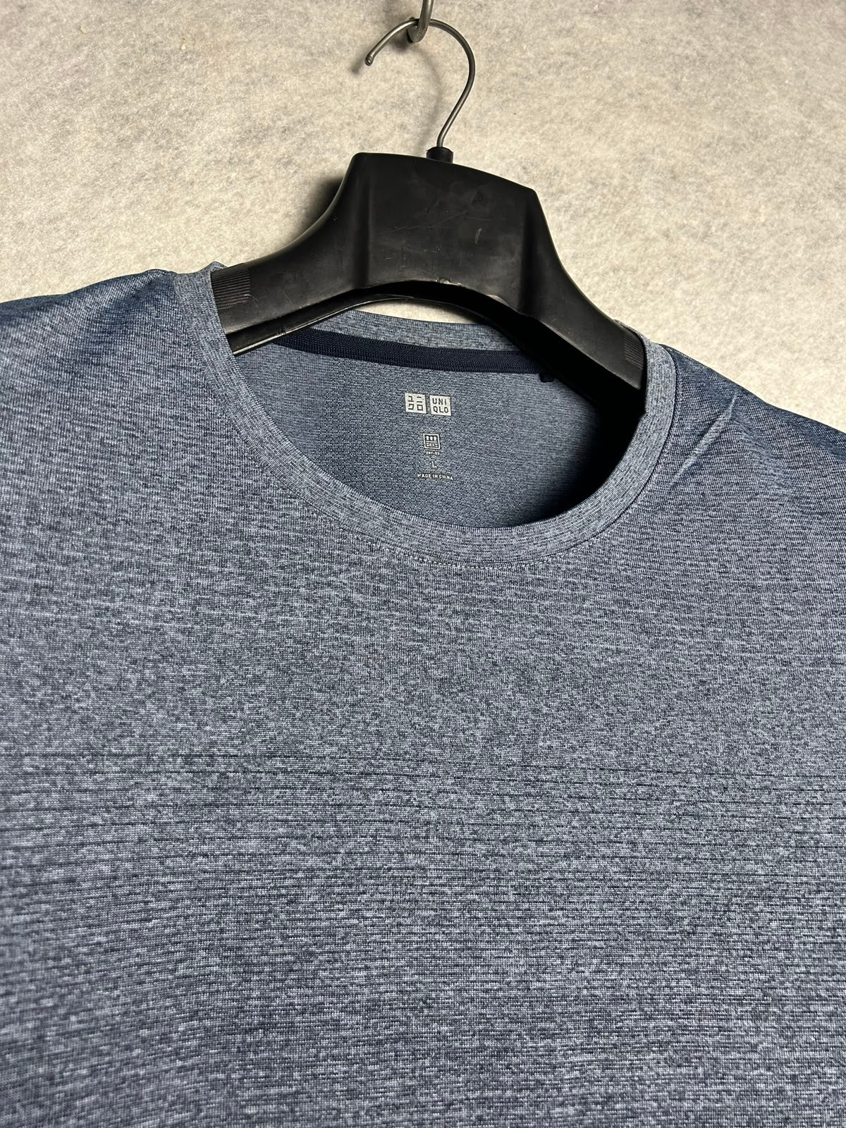 UNIQLO Round Neck - Large
