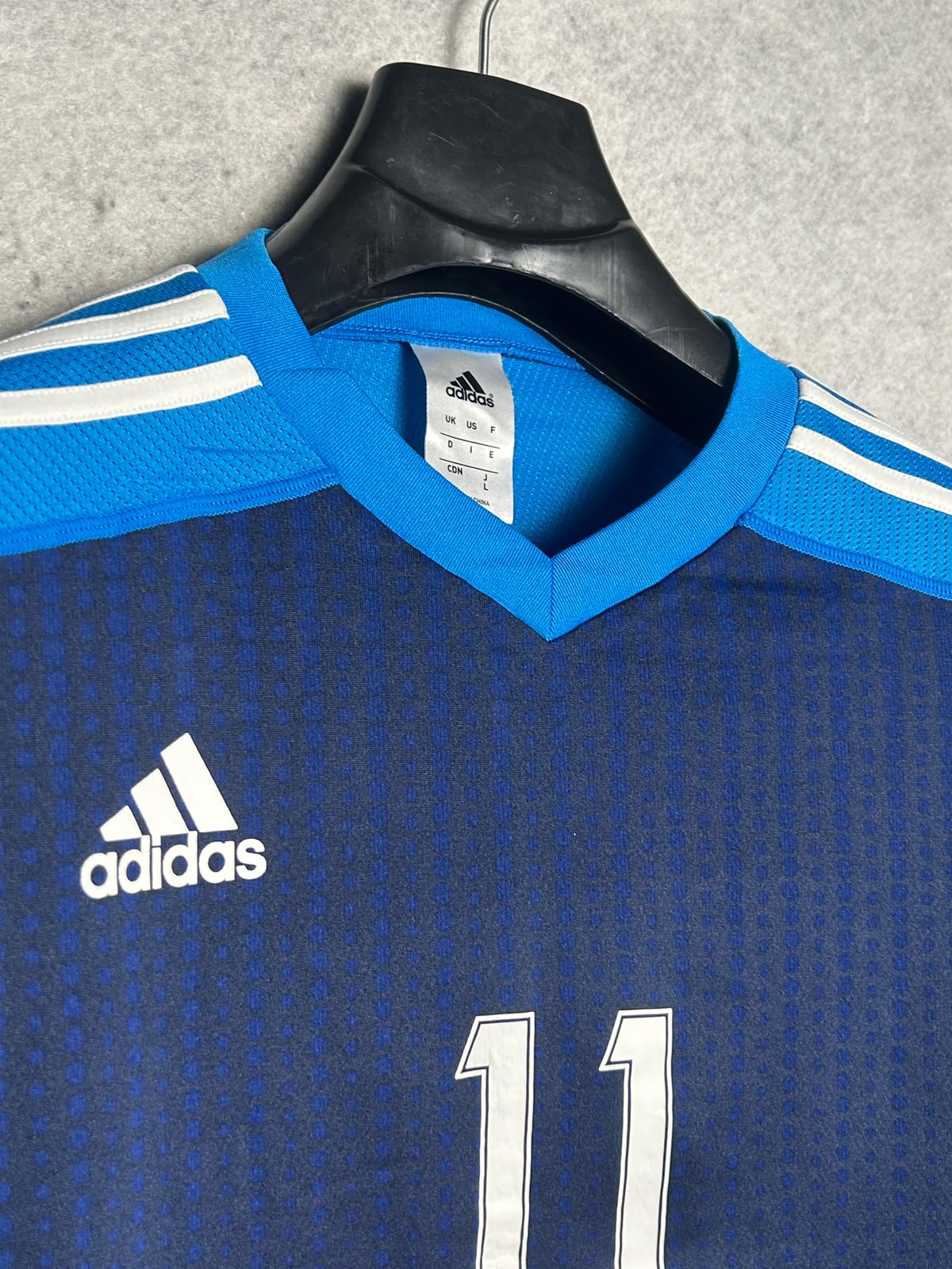 Adidas Big Logo 11 V Neck - Large
